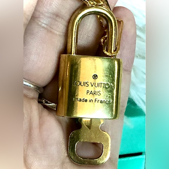 LV Lock & Key #317 Louis Vuitton Paris with 18” gold metal Paperclip chain - Picture 12 of 16